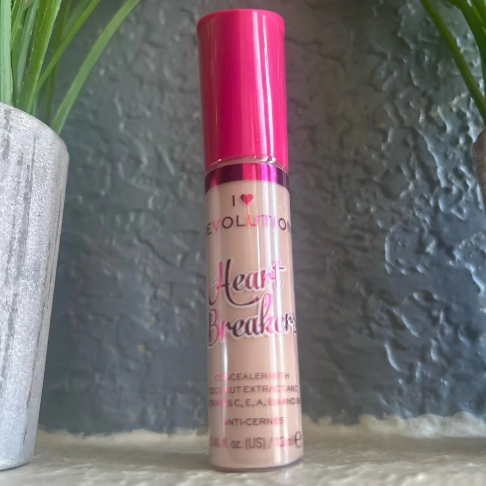 Revolution Heartbreak Concealer Buttermilk with Pink Heart Cap NWT